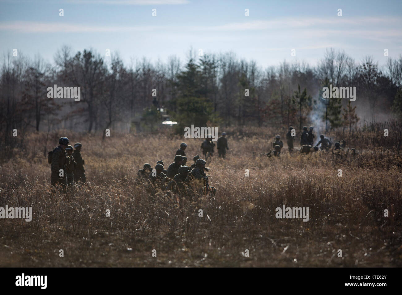 Les Marines américains auprès de la société G., 2e Bataillon, 8e Régiment de Marines, d'attaque d'un objectif sur un niveau de l'entreprise portée lors d'un déploiement de la formation (DFT) sur Fort AP Hill, VA., 13 décembre 2017. Le but de la DFT est d'intégrer tous les membres du bataillon dans la formation squad, peloton, compagnie, et niveau du bataillon compétences tactiques afin de maintenir la maîtrise des tâches essentielles de la mission de base pour un déploiement prochain. (U.S. Marine Corps Banque D'Images