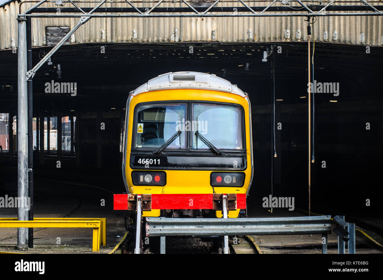 Train ferroviaire électrique à unités multiples NetWorker de classe 466 à Londres Victoria. Épi de voie d'évitement de voiture de Victoria Station London. Hangar moteur et tampons Banque D'Images