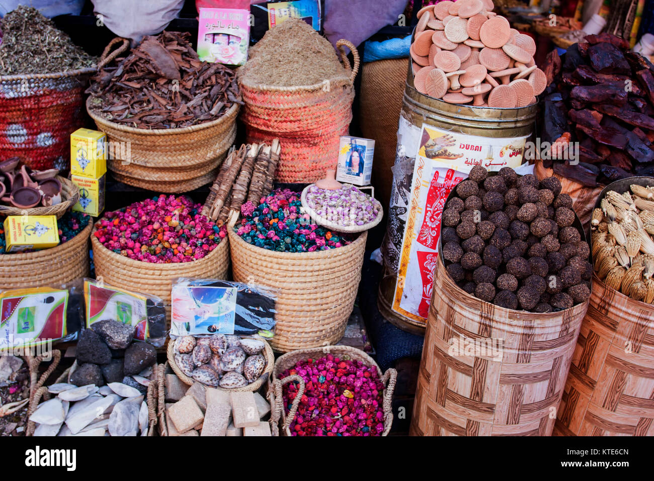 Les épices dans un souk à Marrakech, Maroc Banque D'Images