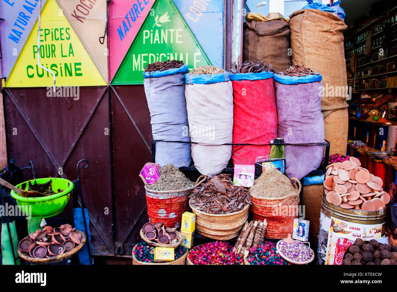 Les épices dans un souk à Marrakech, Maroc Banque D'Images