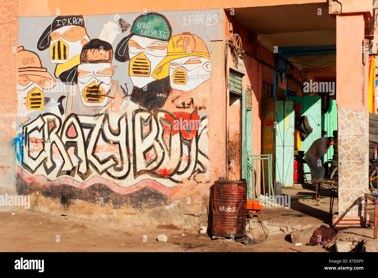 Rue des artisans et le tambour à huile , Marrakech, Maroc Banque D'Images