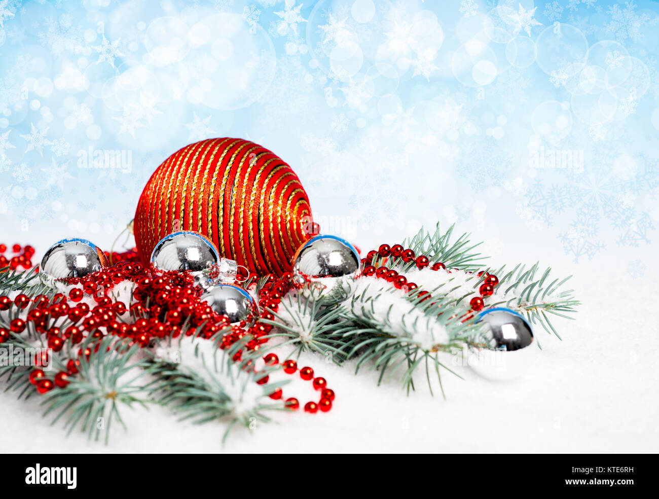 Décorations de Noël rouges sur fond abstrait winted Banque D'Images