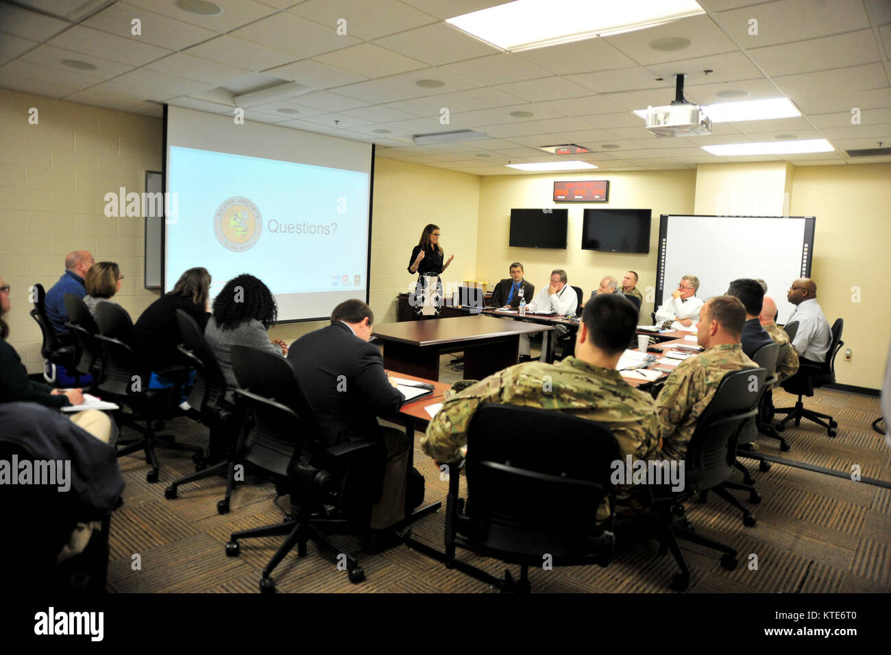 Lacey Thomasson (debout), de l'argent jaquettes coordonnateur avec la U.S. Army Corps of Engineers du District de Nashville, mémoires du leadership de la ville de Nashville, Memphis, New York District Emergency Management Agency et Tennessee National Guard lors d'une réunion de partenariat de TEMA siège à Nashville, Tenn., 19 déc., 2017. ( Banque D'Images