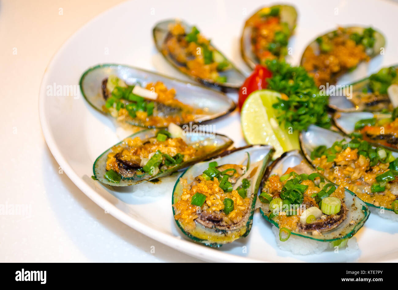 Moules à la sauce épicée et les herbes. Studio Photo Banque D'Images