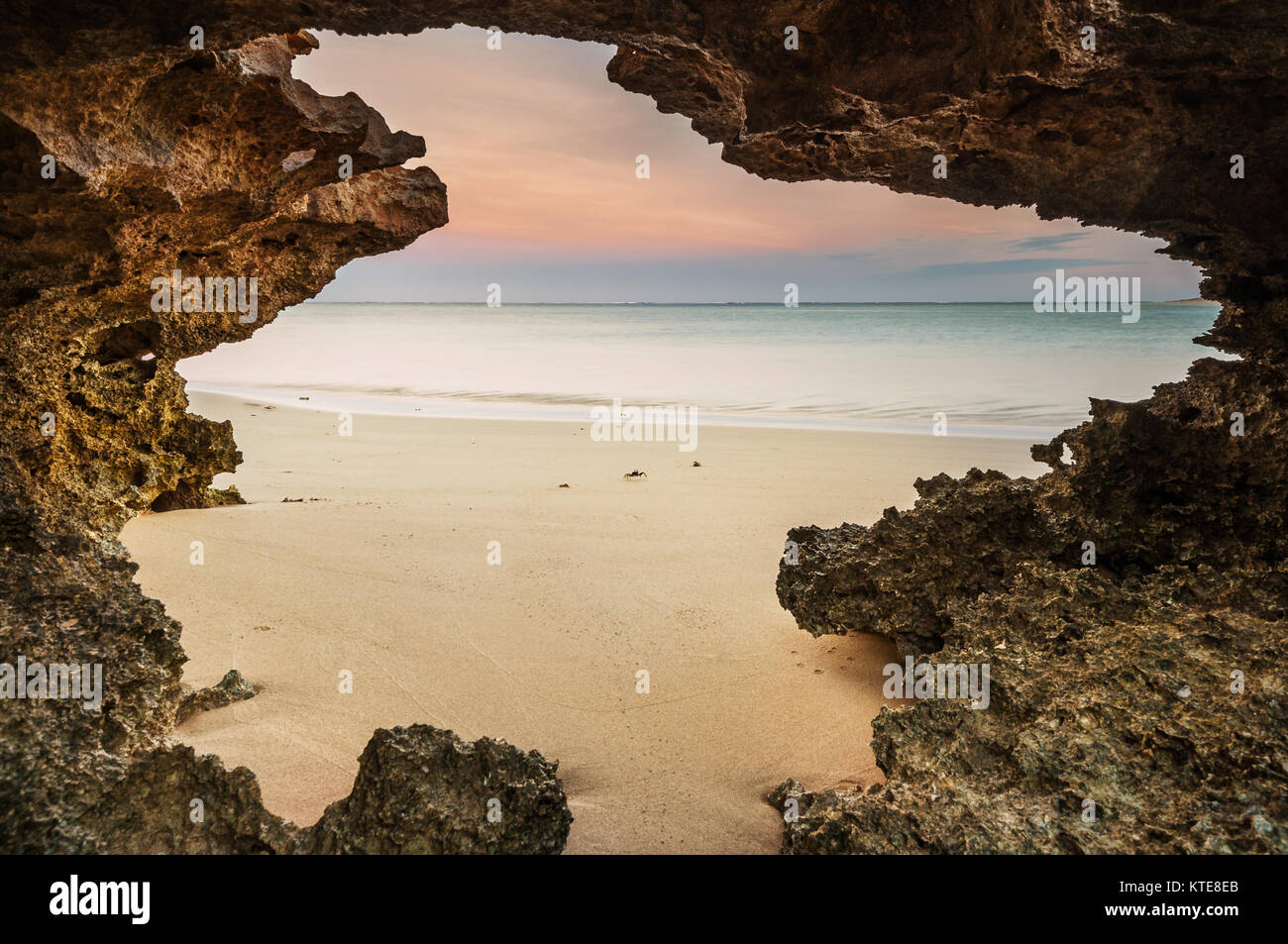 Voir à travers les roches des Osprey Bay. Banque D'Images