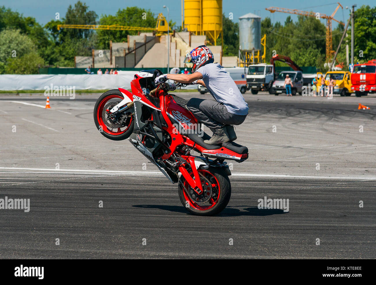 Lviv, Ukraine - juin 7, 2015 : Inconnu stunt biker de divertir le public avant le début du championnat d'Ukraine à Lviv en dérive. Banque D'Images