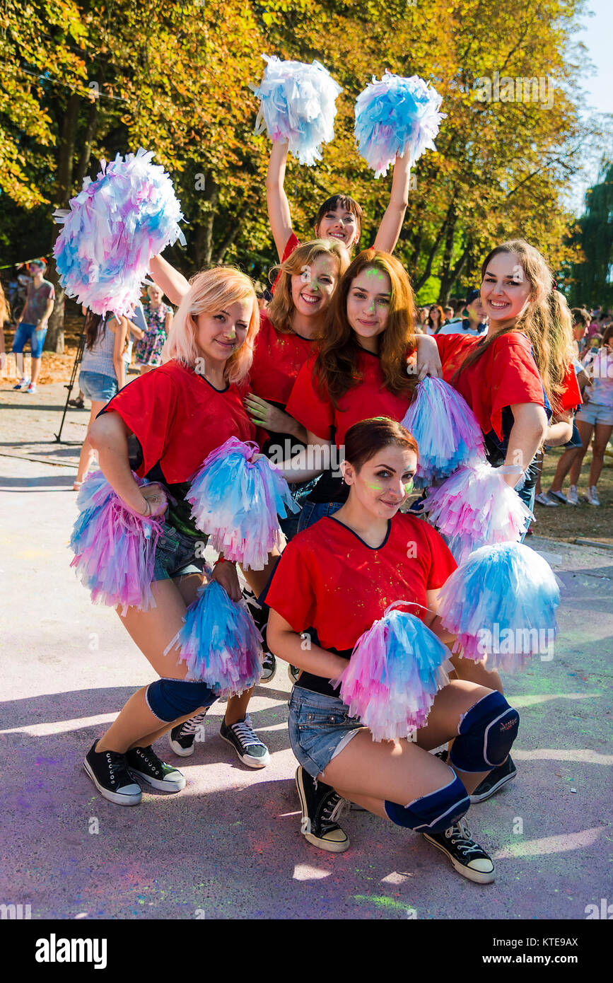 Lviv, Ukraine - le 30 août 2015 : cheerleaders s'amuser pendant le festival des couleurs dans un parc de la ville de Lviv. Banque D'Images