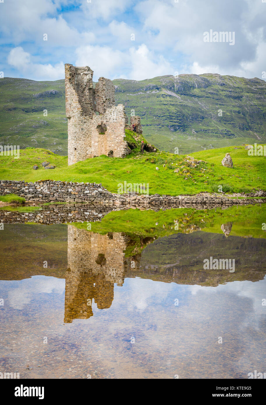 Ardvreck Castle, château en ruine près de Loch Assynt à Sutherland, de l'Écosse. Banque D'Images