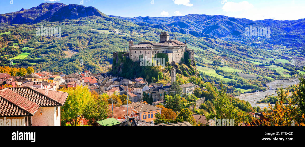 Bardi impressionnant château, vue panoramique, près de Parme, Emilie-Romagne, Italie. Banque D'Images