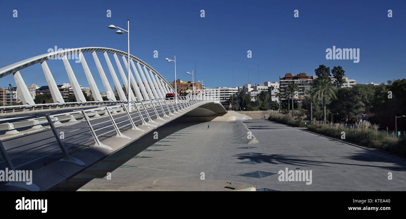 Puente Calatrava traversant le Jardines del Turia.Jardins du Turia à Valence, Espagne Banque D'Images
