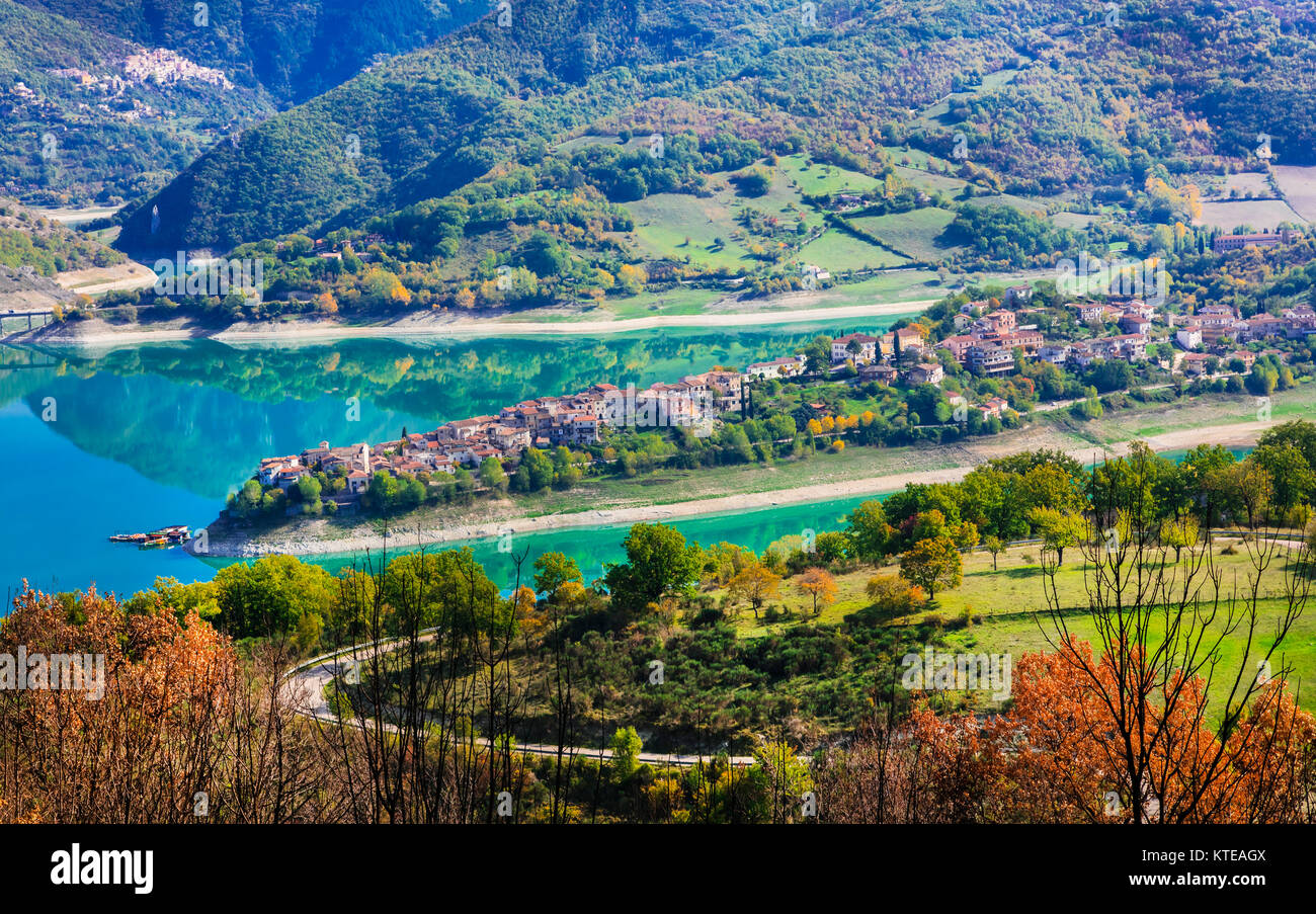 Colle di Tora impressionnant village,vue panoramique,Turno lake,Lazio,Italie. Banque D'Images