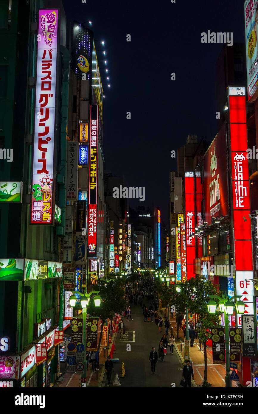 Shinjuku, Tokyo, Japon la nuit Banque D'Images