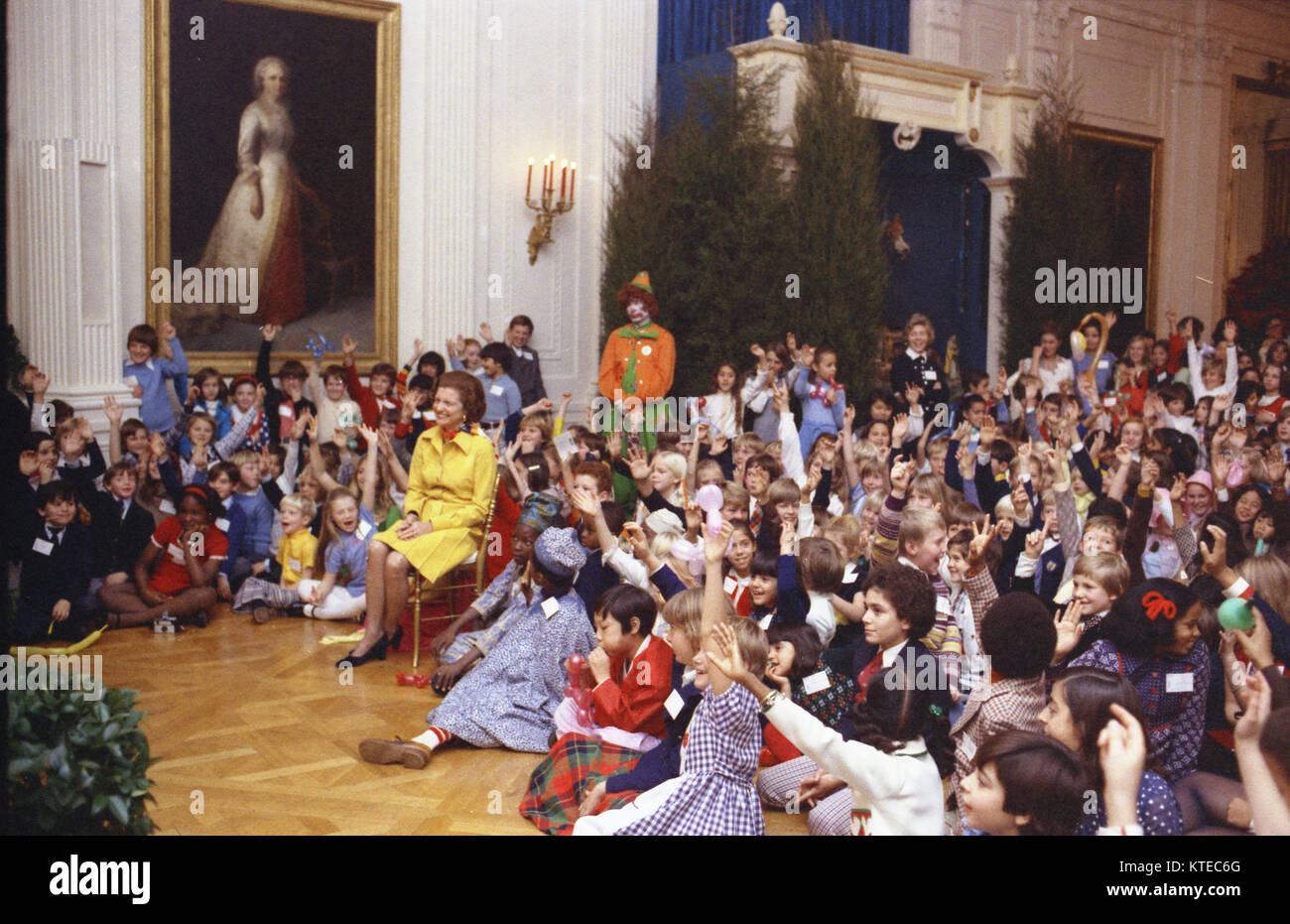 12/11/1974 ; à l'Est Prix ; Betty Ford, les enfants ; regarder magicien sur scène ; des enfants assis sur le plancher ; fête de Noël pour les enfants de diplomates affectés à Washington, DC Banque D'Images