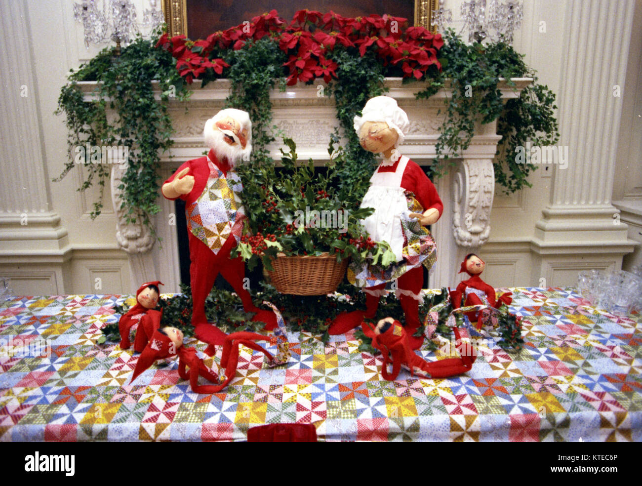 Décorations de Noël sur l'affichage dans le hall de l'État Croix-de-chaussée de la Maison Blanche. Décembre 13, 1974. Banque D'Images