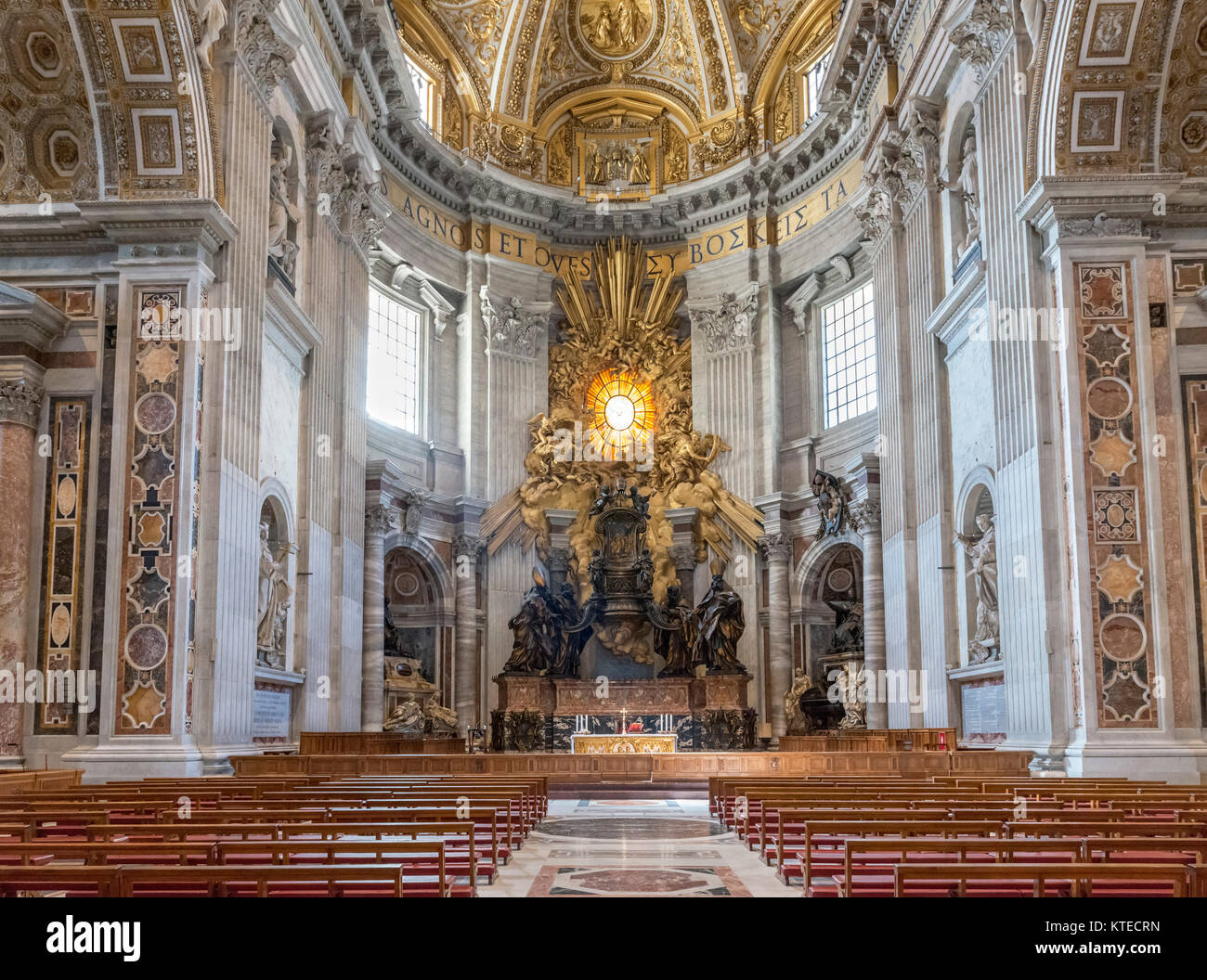 Le choeur et l'autel dans la Basilique Saint-Pierre, Vatican, Rome, Italie Banque D'Images