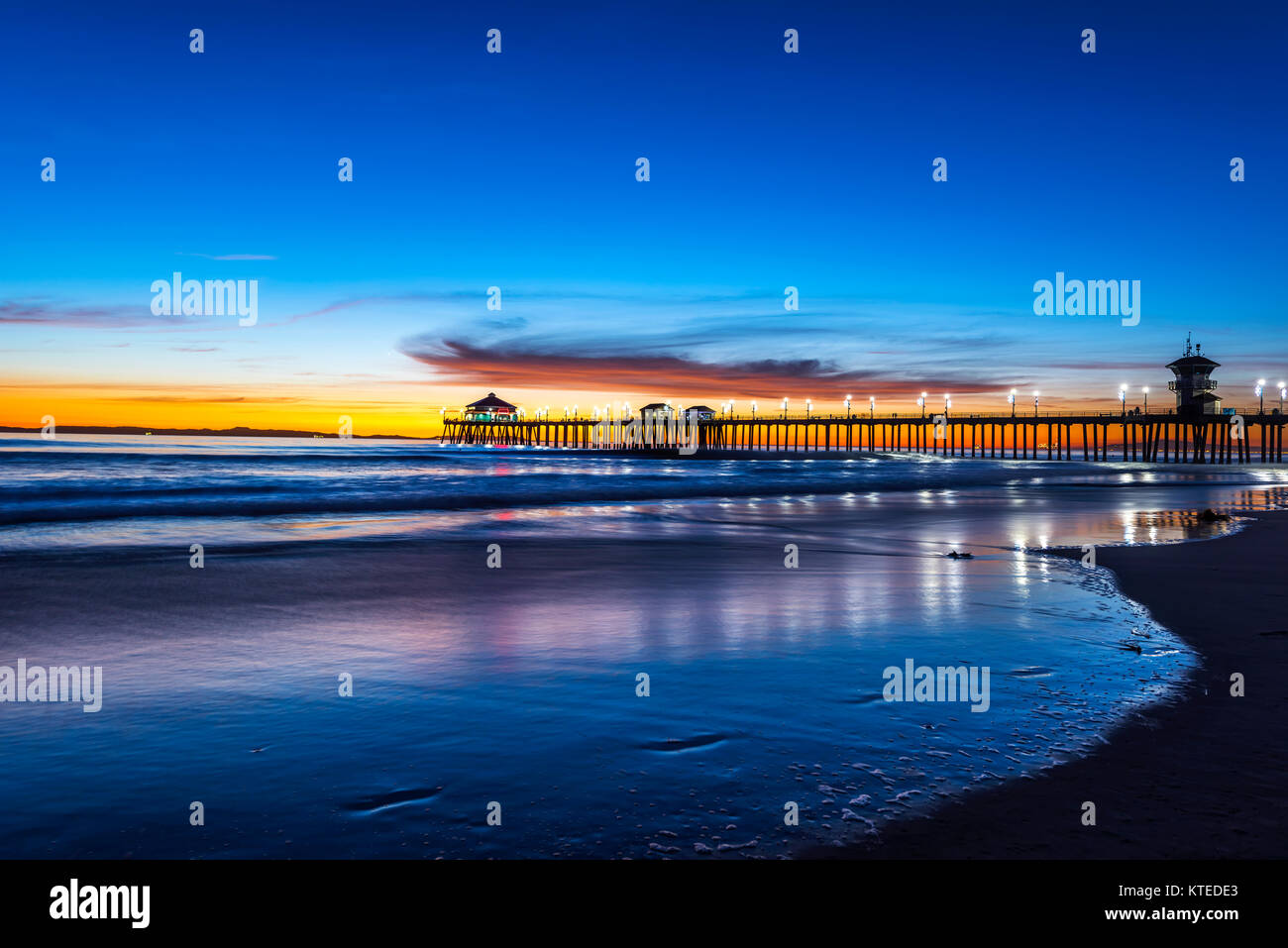 Paysage surréaliste au coucher du soleil au-dessous de l'horizon le long de Huntington Beach, jetant une belle lueur et paysage paisible. Banque D'Images