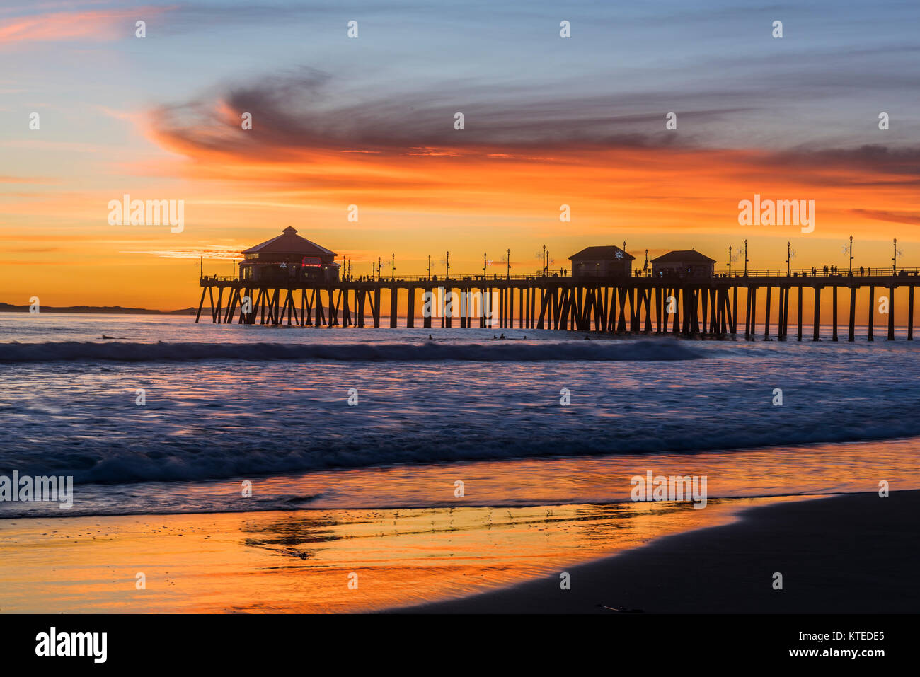 Paysage surréaliste au coucher du soleil au-dessous de l'horizon le long de Huntington Beach, jetant une belle lueur et paysage paisible. Banque D'Images