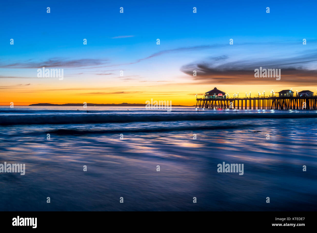 Paysage surréaliste au coucher du soleil au-dessous de l'horizon le long de Huntington Beach, jetant une belle lueur et paysage paisible. Banque D'Images