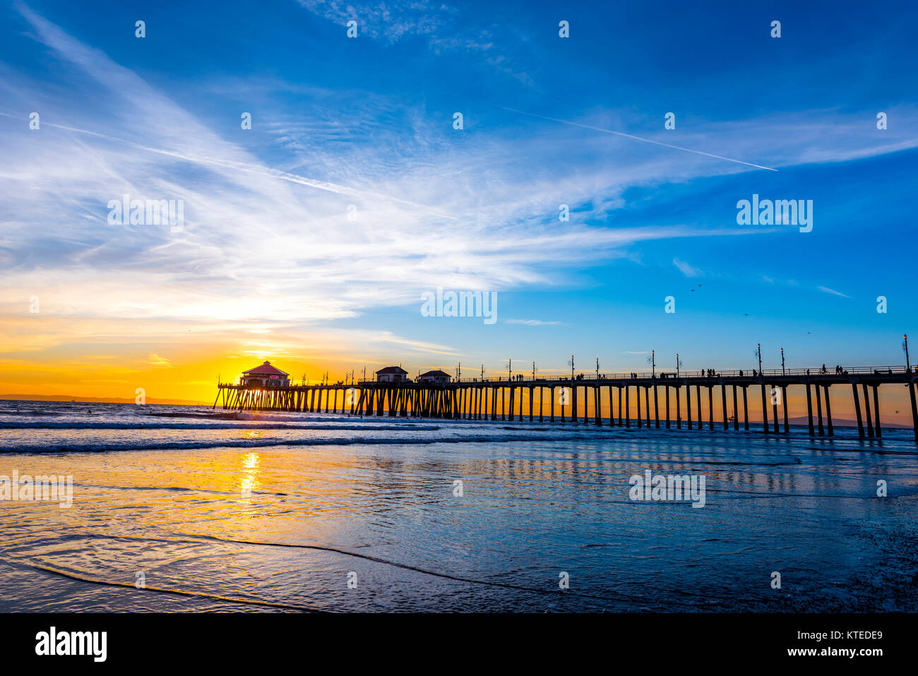 Paysage surréaliste au coucher du soleil au-dessous de l'horizon le long de Huntington Beach, jetant une belle lueur et paysage paisible. Banque D'Images
