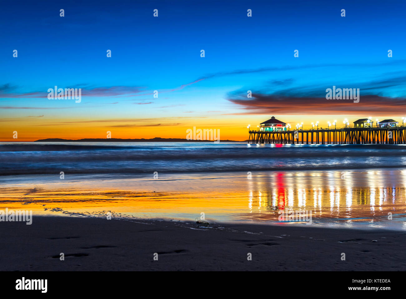 Paysage surréaliste au coucher du soleil au-dessous de l'horizon le long de Huntington Beach, jetant une belle lueur et paysage paisible. Banque D'Images