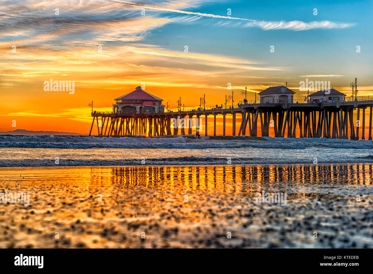 Paysage surréaliste au coucher du soleil au-dessous de l'horizon le long de Huntington Beach, jetant une belle lueur et paysage paisible. Banque D'Images