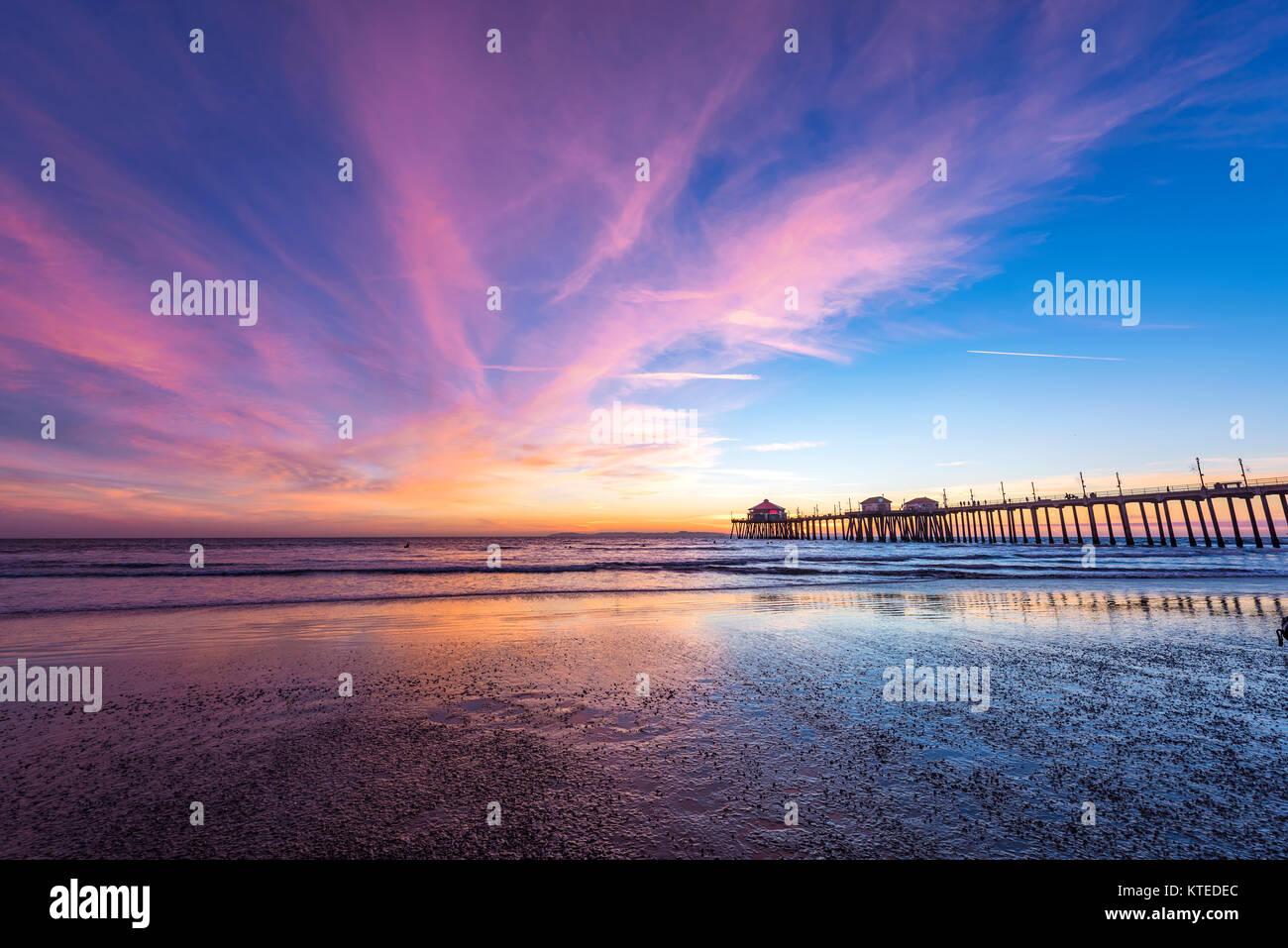 Paysage surréaliste au coucher du soleil au-dessous de l'horizon le long de Huntington Beach, jetant une belle lueur et paysage paisible. Banque D'Images
