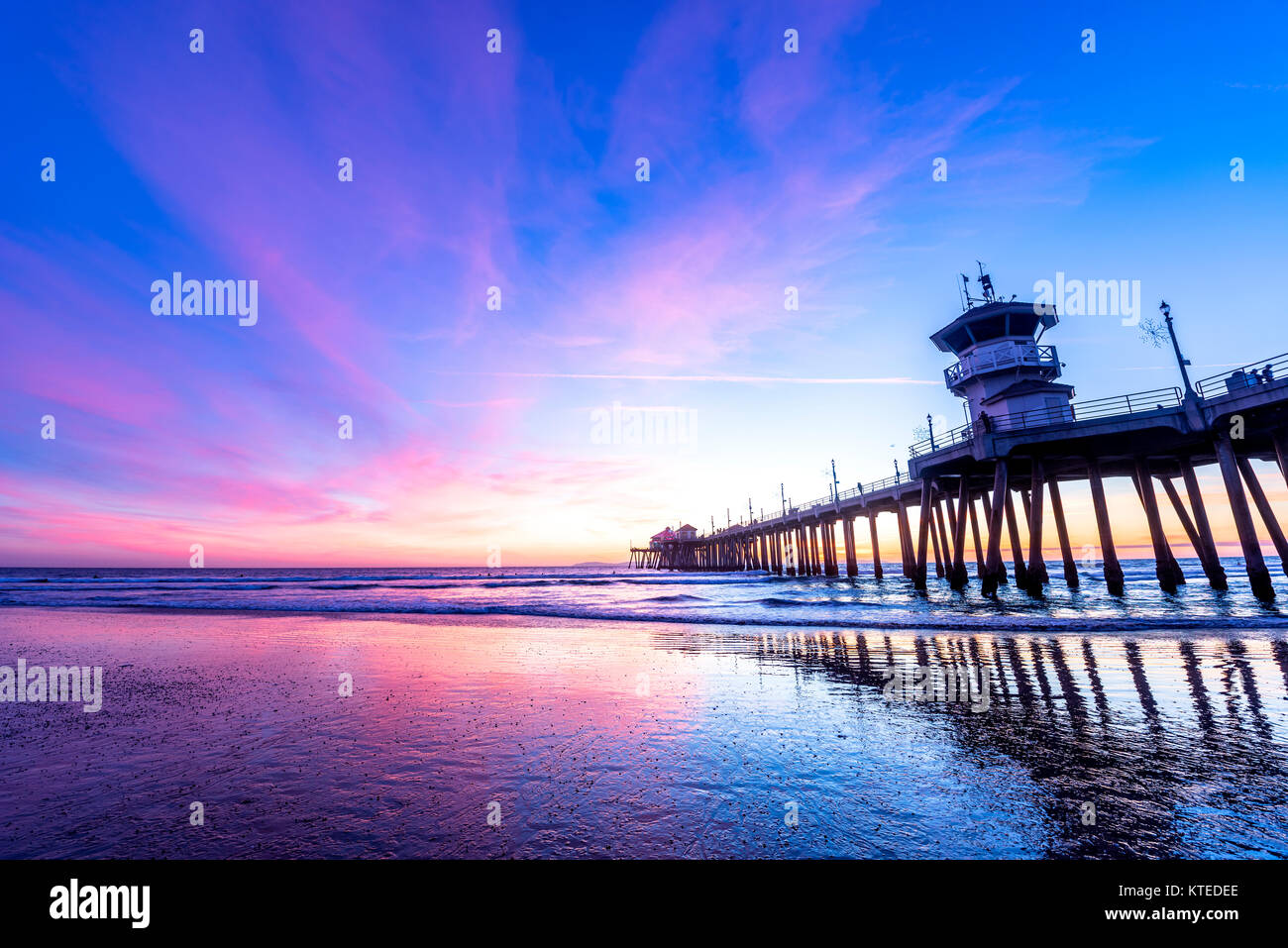 Paysage surréaliste au coucher du soleil au-dessous de l'horizon le long de Huntington Beach, jetant une belle lueur et paysage paisible. Banque D'Images