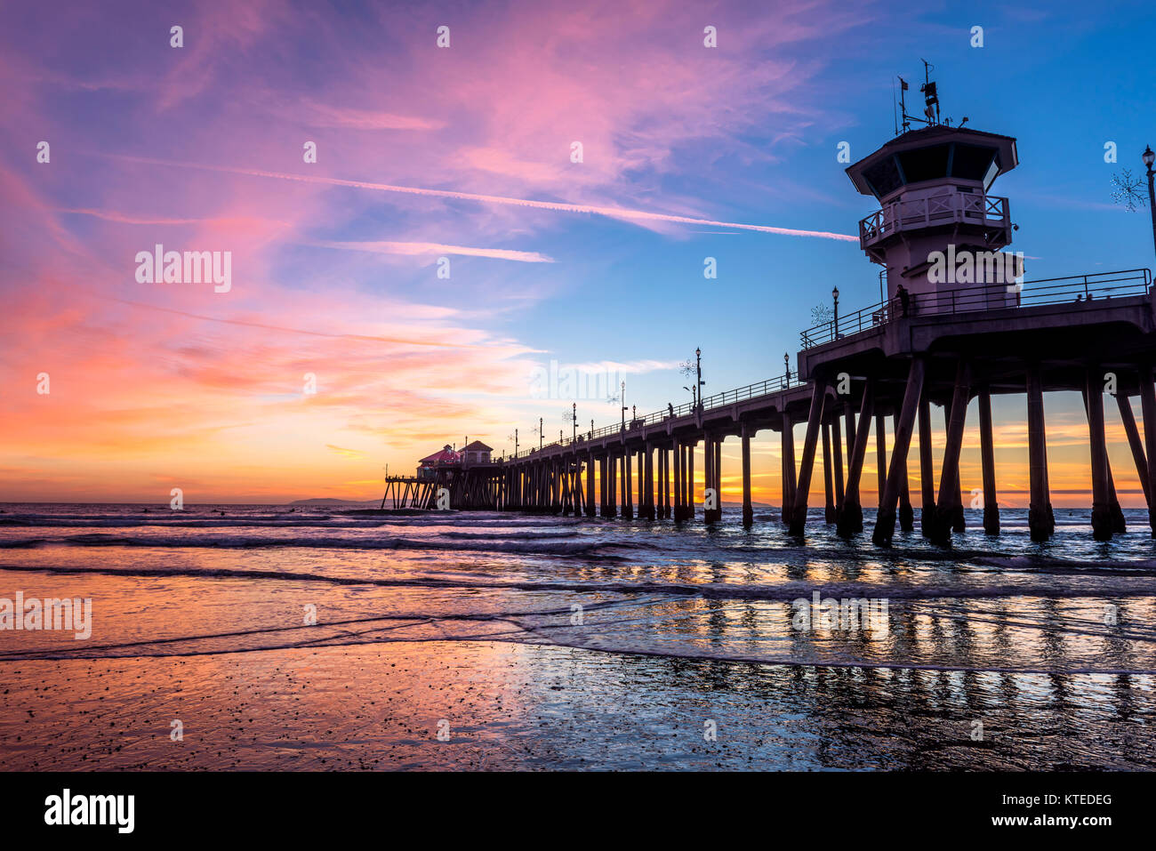 Paysage surréaliste au coucher du soleil au-dessous de l'horizon le long de Huntington Beach, jetant une belle lueur et paysage paisible. Banque D'Images
