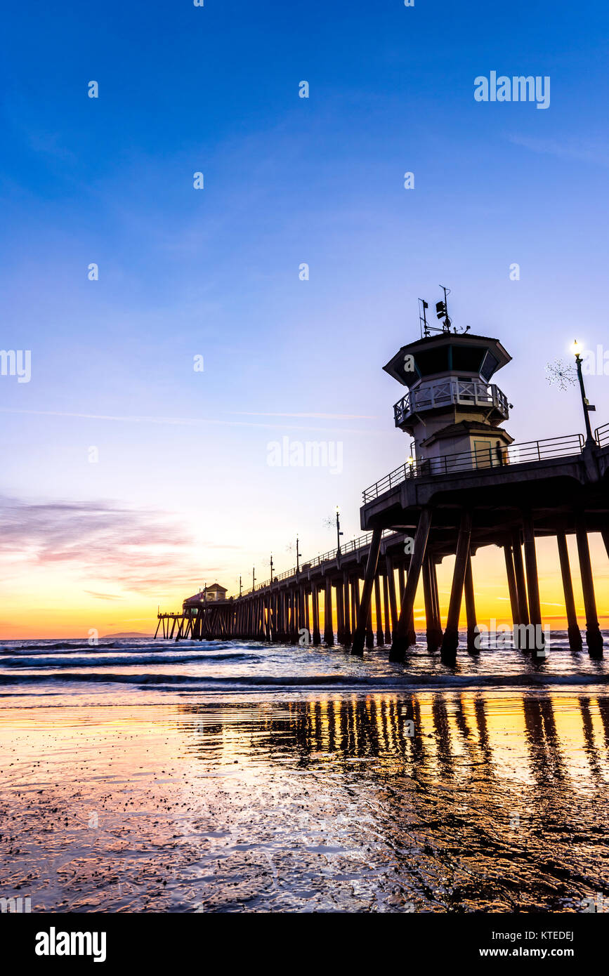 Paysage surréaliste au coucher du soleil au-dessous de l'horizon le long de Huntington Beach, jetant une belle lueur et paysage paisible. Banque D'Images