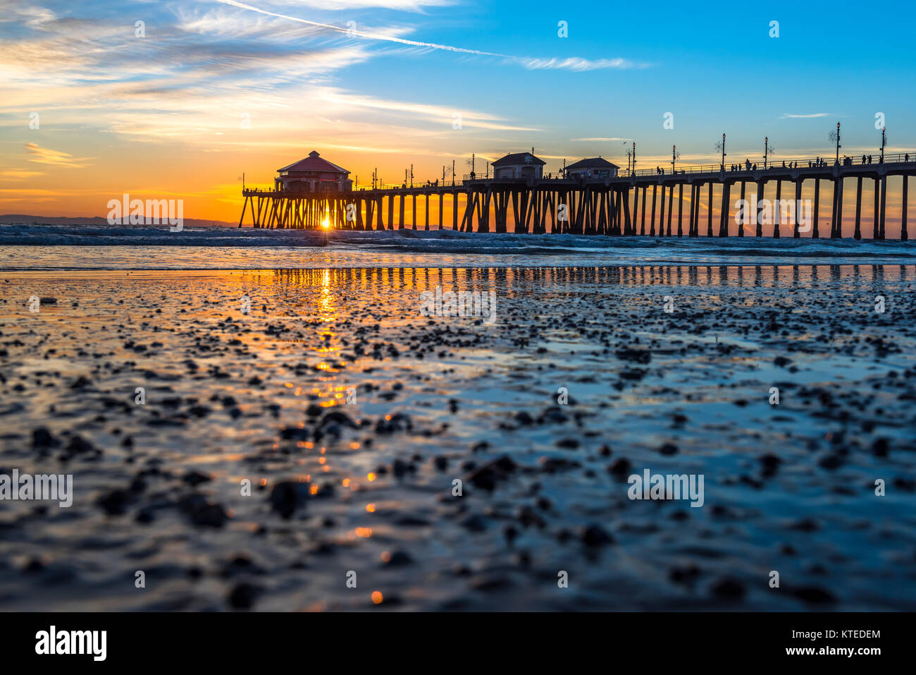 Paysage surréaliste au coucher du soleil au-dessous de l'horizon le long de Huntington Beach, jetant une belle lueur et paysage paisible. Banque D'Images