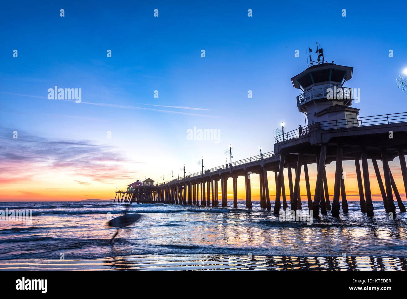 Paysage surréaliste au coucher du soleil au-dessous de l'horizon le long de Huntington Beach, jetant une belle lueur et paysage paisible. Banque D'Images