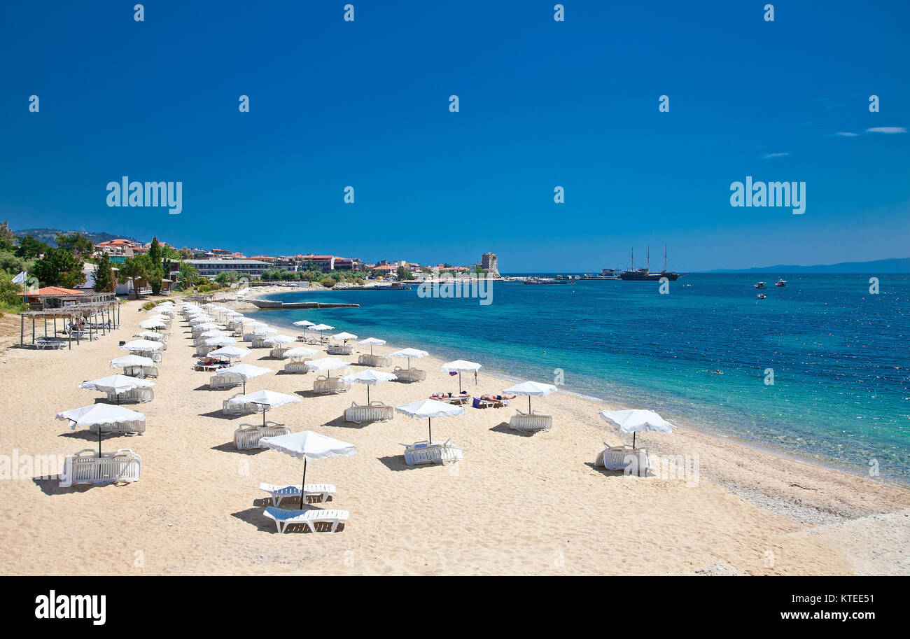 Belle plage de sable sur l'Ouranoupolis péninsule Athos, la Grèce. Banque D'Images