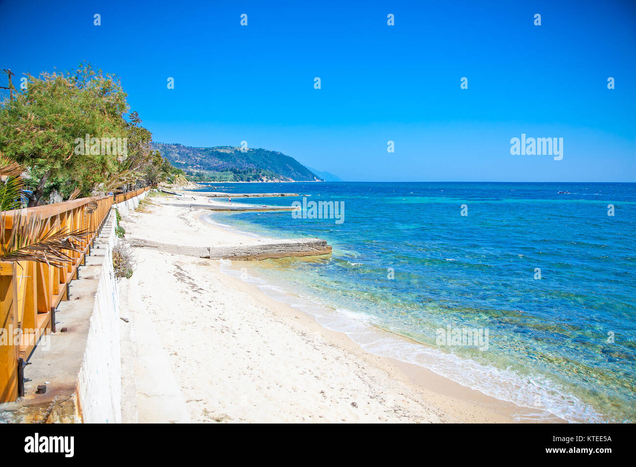 Belle plage de sable sur l'Ouranoupolis péninsule Athos, la Grèce. Banque D'Images