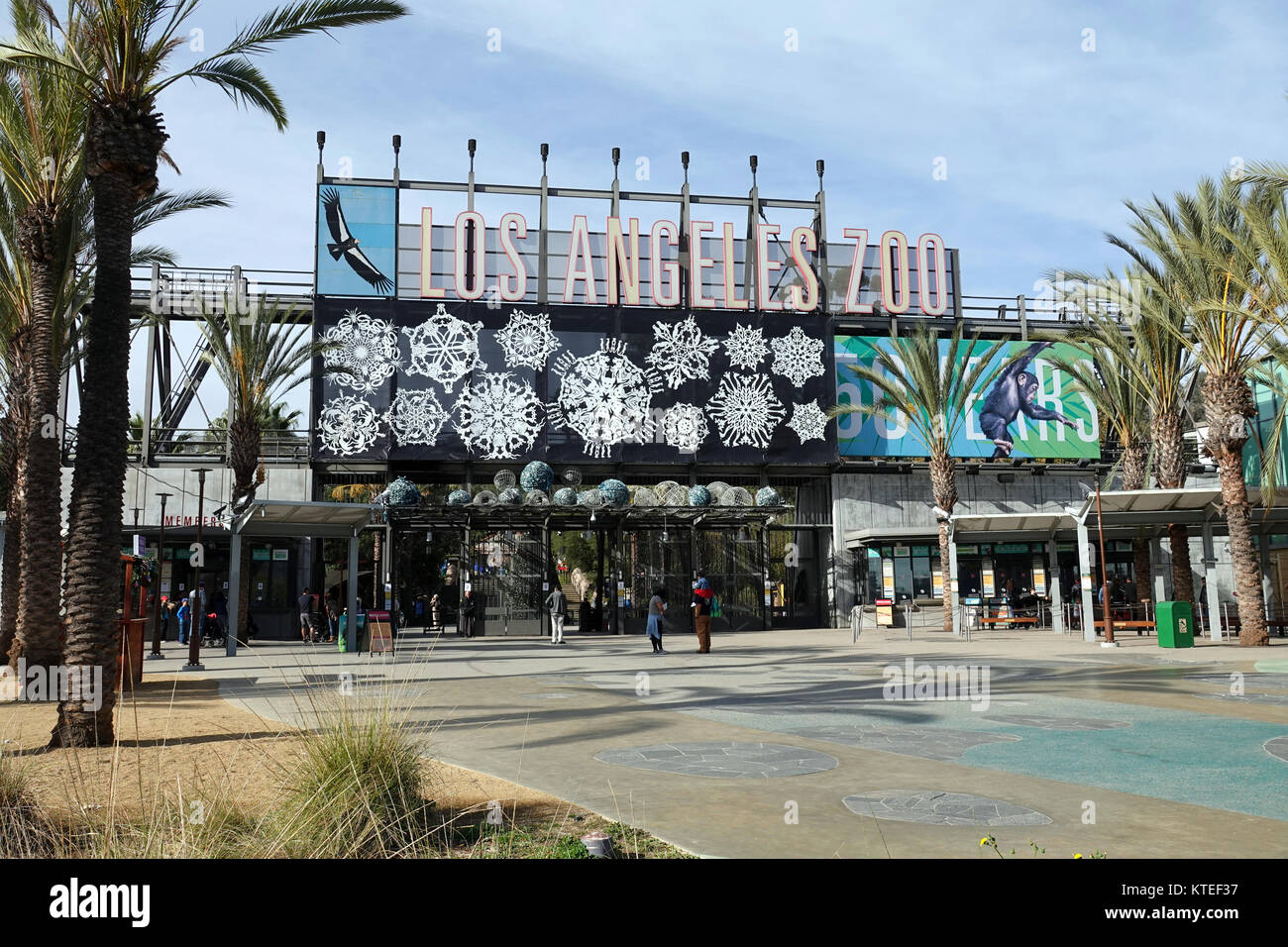 Los Angeles, Californie, États-Unis - 22 décembre 2017 : L'entrée principale du zoo de Los Angeles est montrée pendant un matin d'hiver froid. Banque D'Images