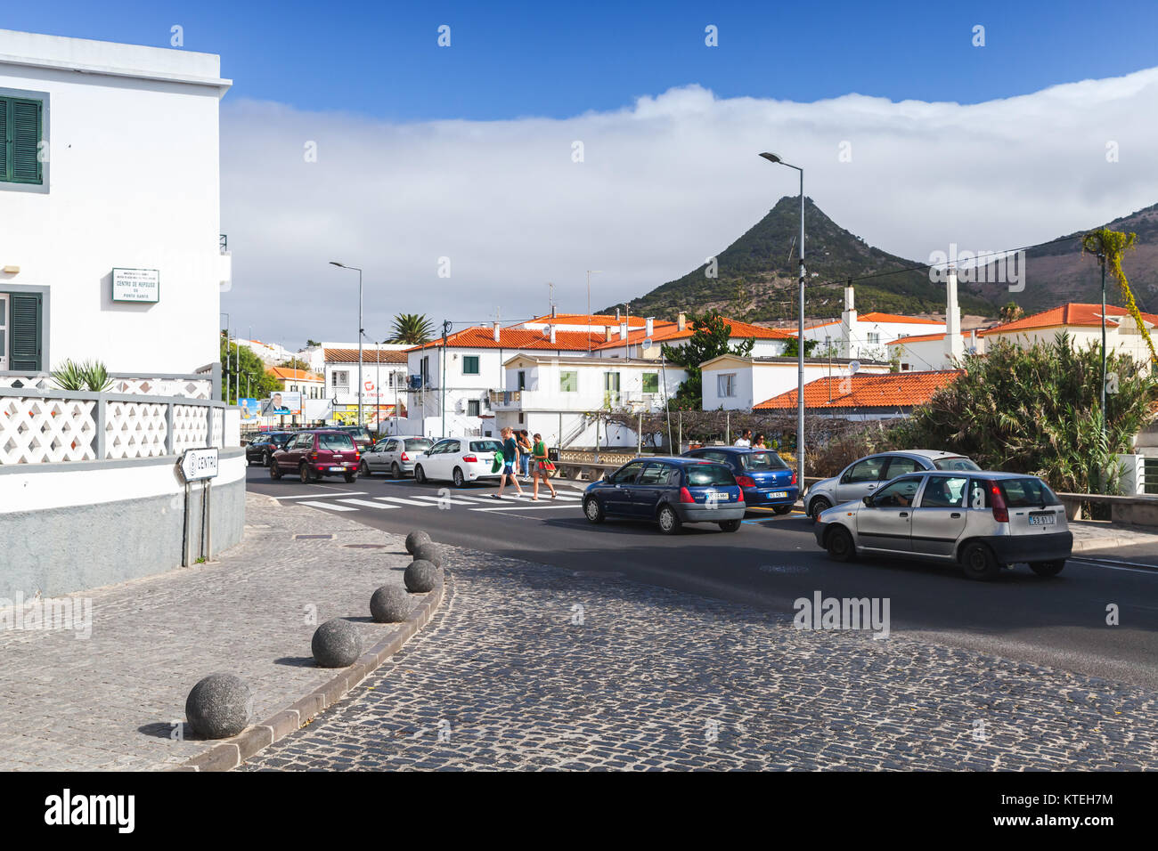 Vila Baleira, Portugal - 18 août 2017 : Vila Baleira la seule ville et capitale de l'île de Porto Santo, Madère, les gens ordinaires à pied la rue Banque D'Images