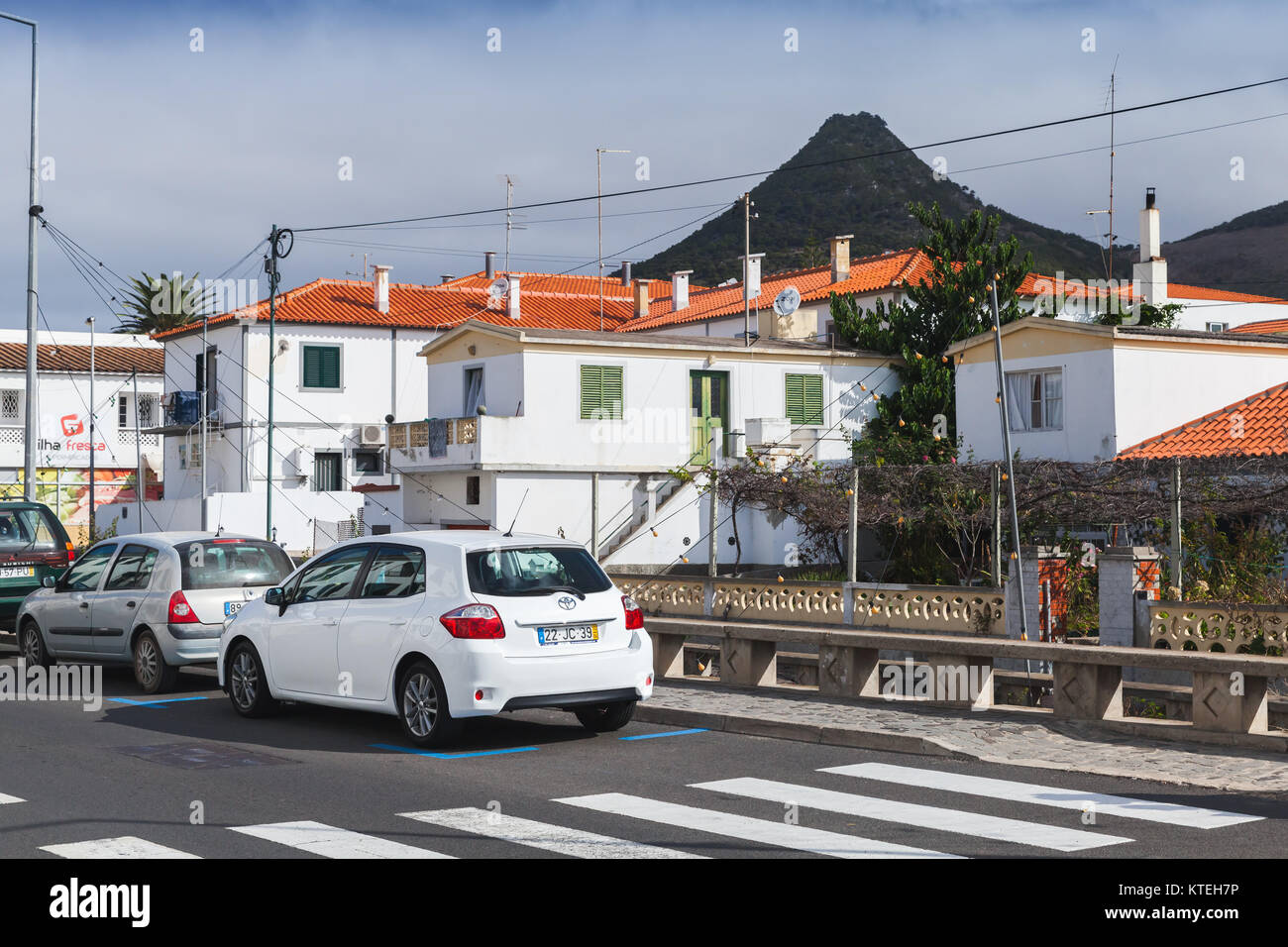Vila Baleira, Portugal - 18 août 2017 : Street View de Vila Baleira la seule ville et capitale de l'île de Porto Santo, Madère, gens ordinaires wa Banque D'Images