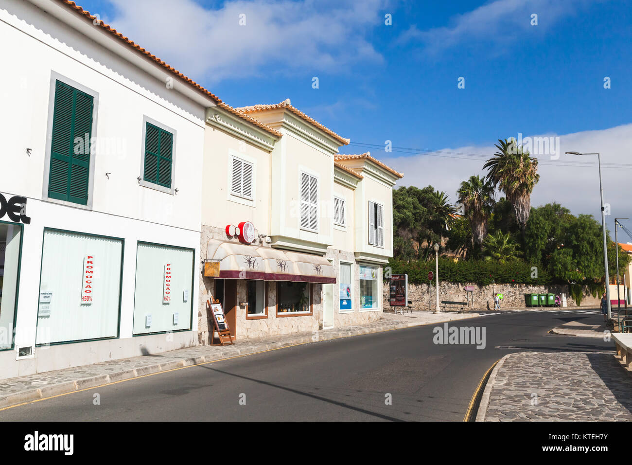 Vila Baleira, Portugal - 18 août 2017 : Vila Baleira la seule ville et capitale de l'île de Porto Santo, à Madère. Vue sur la rue, les gens ordinaires à pied Banque D'Images