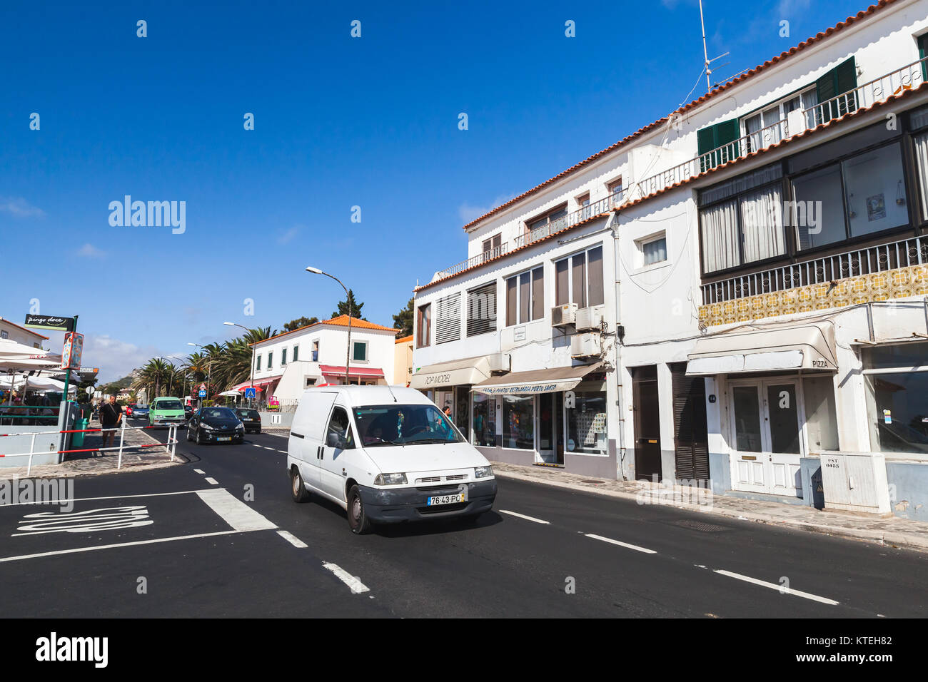 Vila Baleira, Portugal - 18 août 2017 : Street View de Vila Baleira la seule ville et capitale de l'île de Porto Santo, Madère, gens ordinaires wa Banque D'Images
