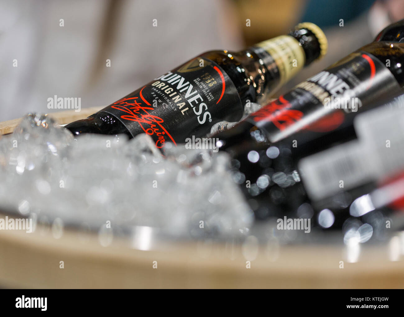 KIEV, UKRAINE - 25 NOVEMBRE 2017 : les bouteilles de bière Guiness libre dans un seau en bois au 3ème Festival ukrainien de Parkovy Dram Whisky Centre d'exposition. Banque D'Images