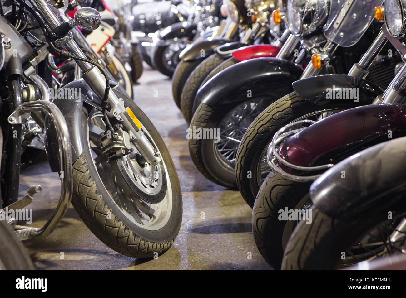 Roues moto vue en gros dans l'entrepôt pour vélos garde à l'hiver Photo  Stock - Alamy
