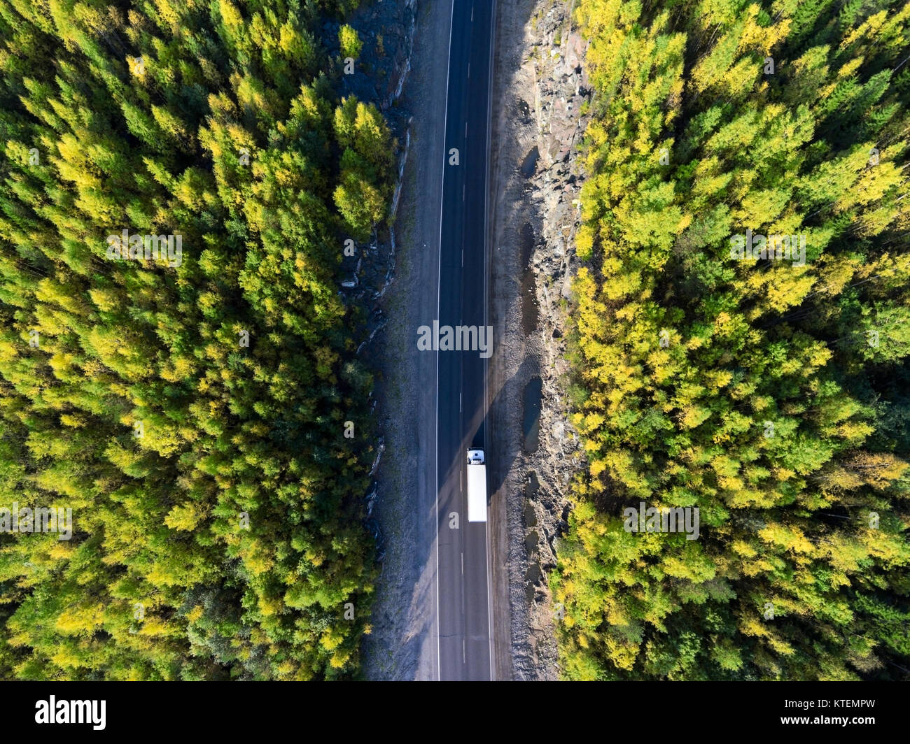 Vue supérieure de la conduite de camion de marchandises à White Rock en tunnel entre les forêts d'automne doré de Carélie, Russie Banque D'Images