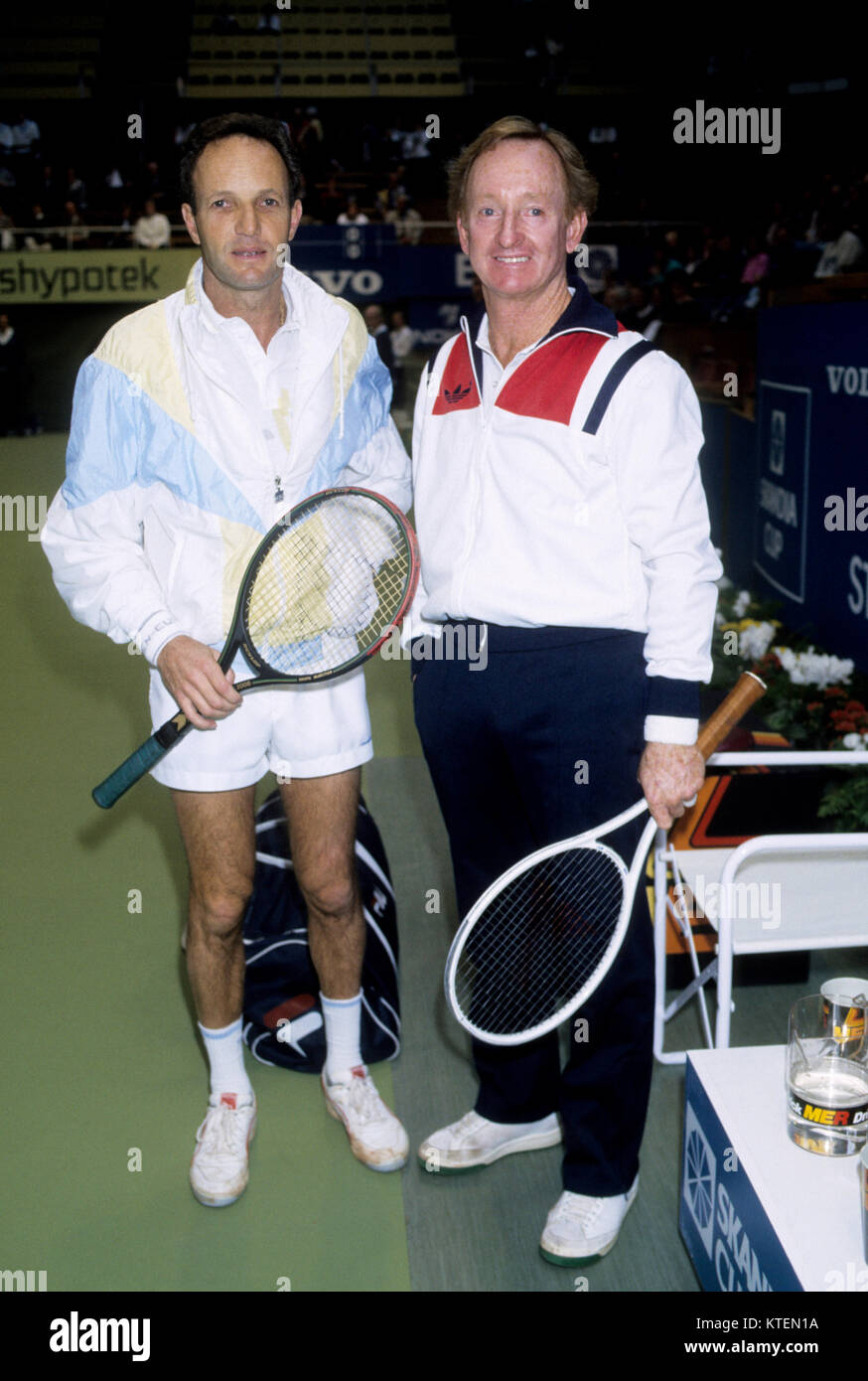 ROD LAVER tennis Australie avec sa Netherland ami Tom Okker 1994 à  Stockholm avant un match Photo Stock - Alamy