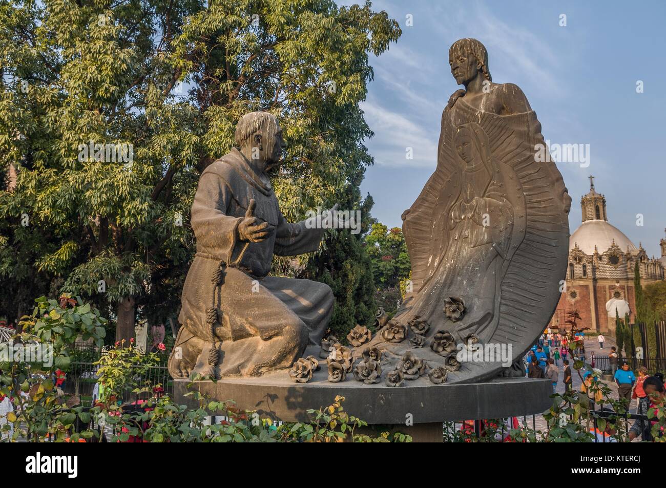 VILLA DE GUADALUPE, MEXICO, 02 décembre 2017. Sculpture de Juan Diego et Fray Juan de Zumarraga la Villa de Guadalupe. Banque D'Images