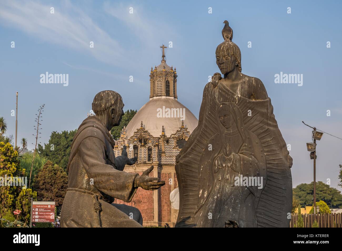 VILLA DE GUADALUPE, MEXICO, 02 décembre 2017. Sculpture de Juan Diego et Fray Juan de Zumarraga la Villa de Guadalupe. Banque D'Images