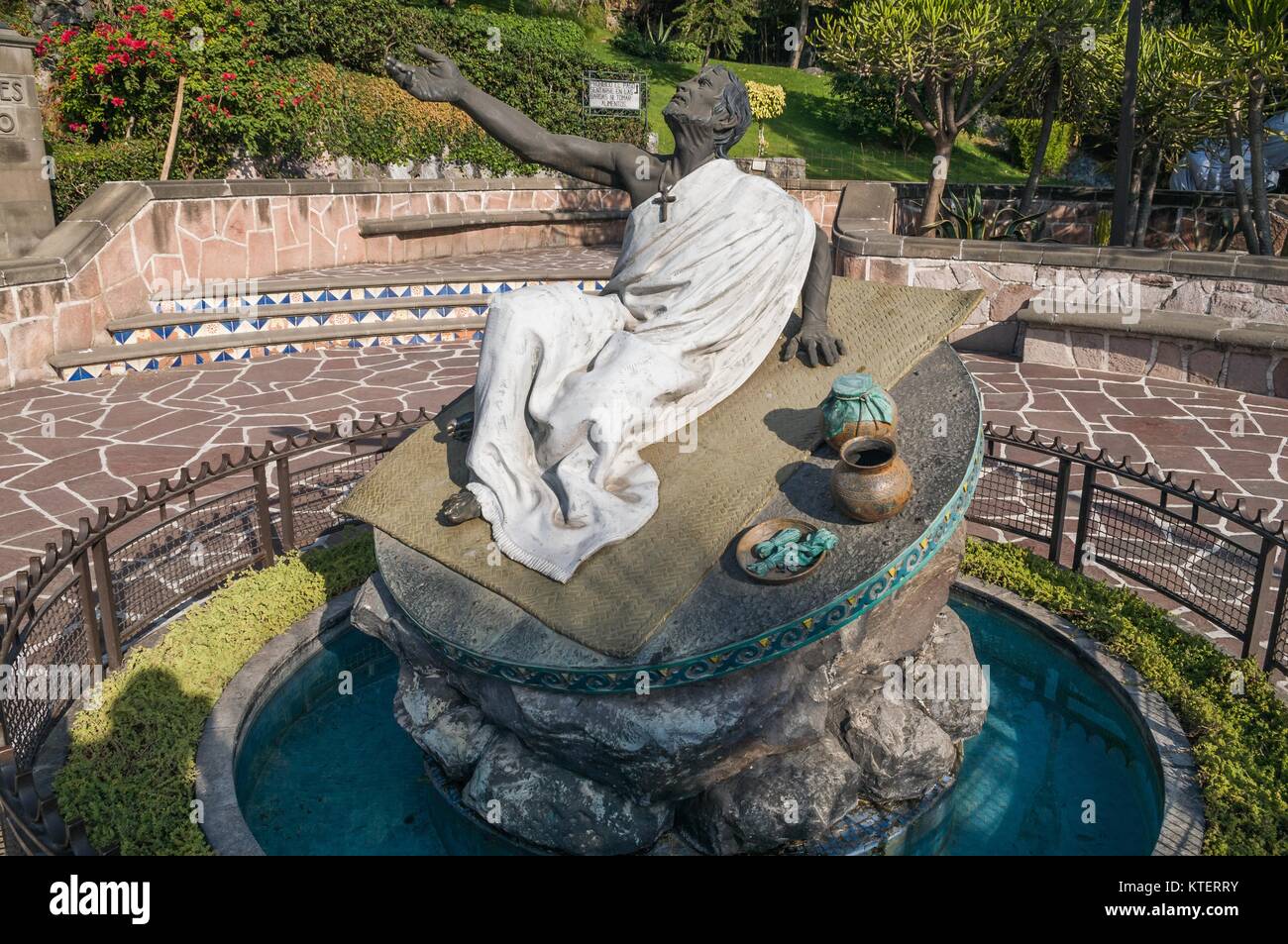 VILLA DE GUADALUPE, MEXICO, LE 04 DÉCEMBRE, 2017. Fontaine et sculpture consacrée à la désormais Saint Juan Diego. Banque D'Images