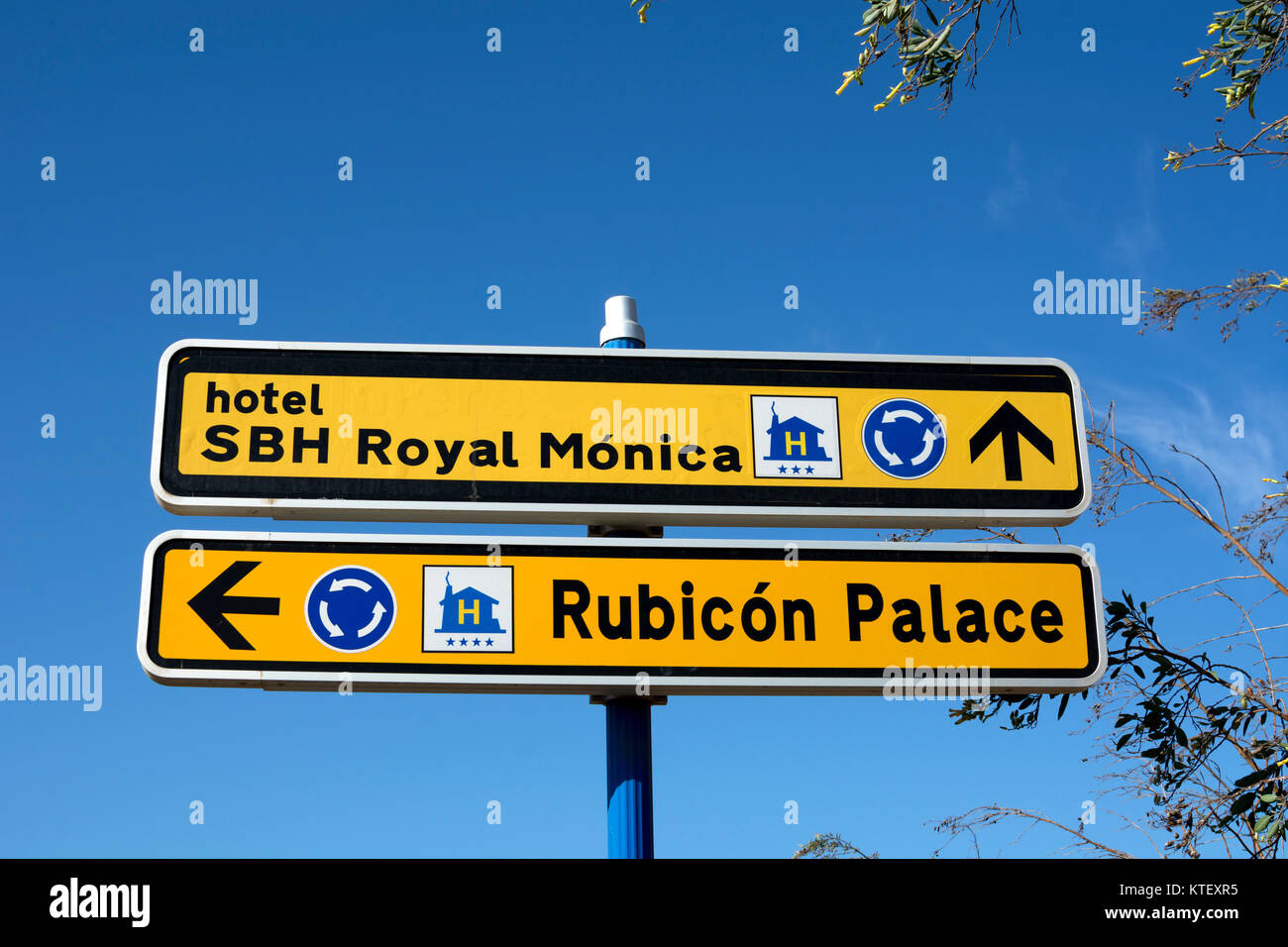 La signalisation routière, l'hôtel Playa Blanca, Lanzarote, îles Canaries, Espagne. Banque D'Images