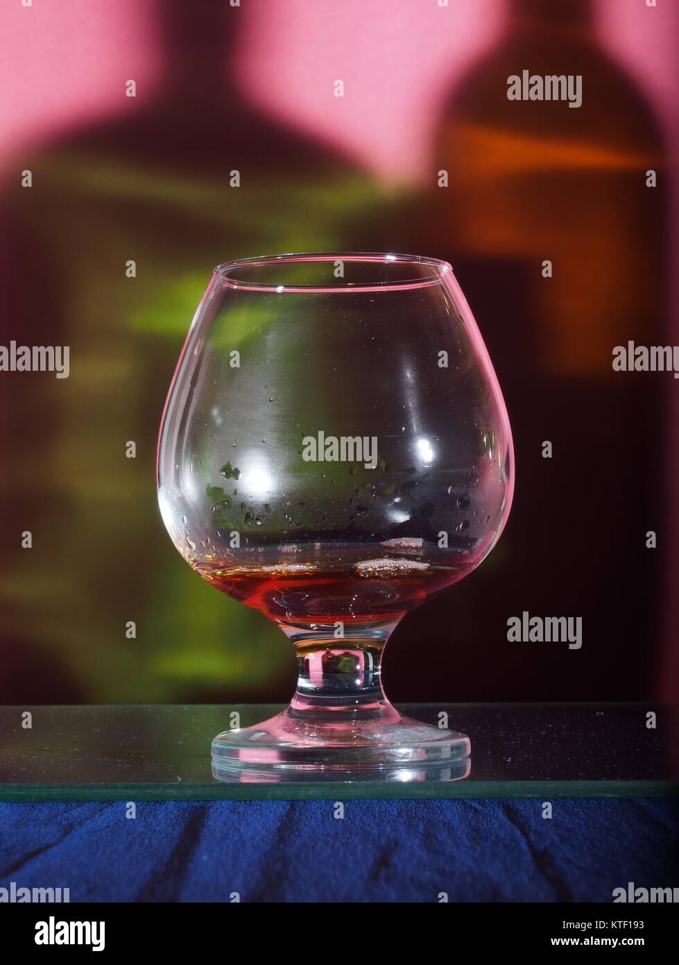 Le cognac dans le verre Le verre de vin. Au milieu de l'ombre des verres est de la bouteille. La vie encore. Banque D'Images