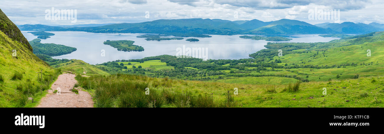 Vue panoramique à partir de la CONIC Hill, Balmaha, village sur la rive est du Loch Lomond, dans le domaine du conseil de Stirling, Écosse. Banque D'Images