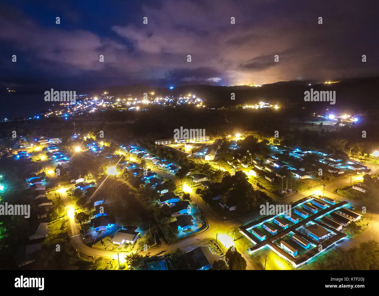 La ville de Sorowako la nuit. La ville est bien connu que l'exploitation minière ville où le nickel l'exploitation depuis 1960 Banque D'Images