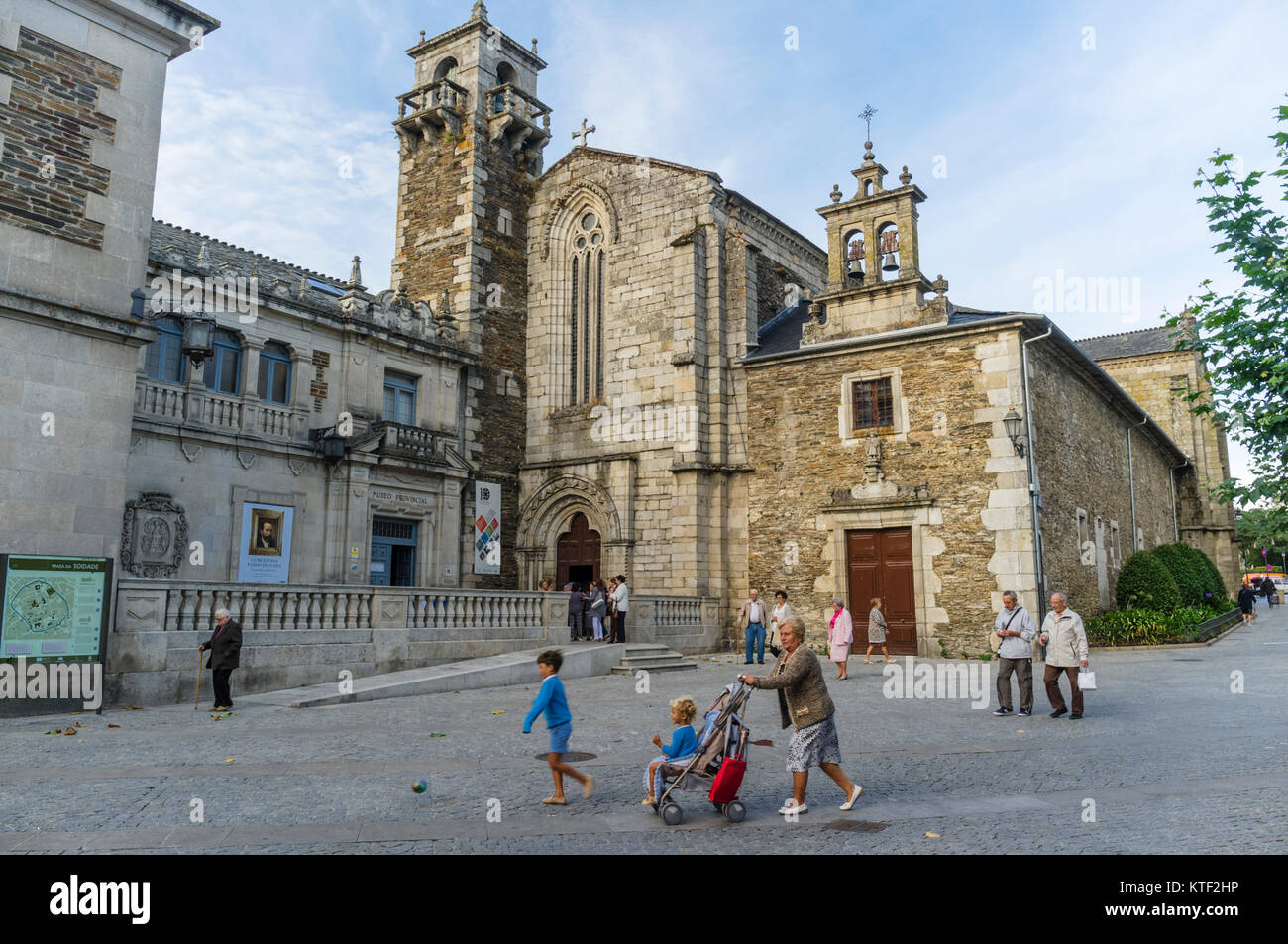Couvent Saint François gothique et Musée Provincial à Praza da Soidade square. La ville de Lugo, Galice, Espagne, Europe Banque D'Images